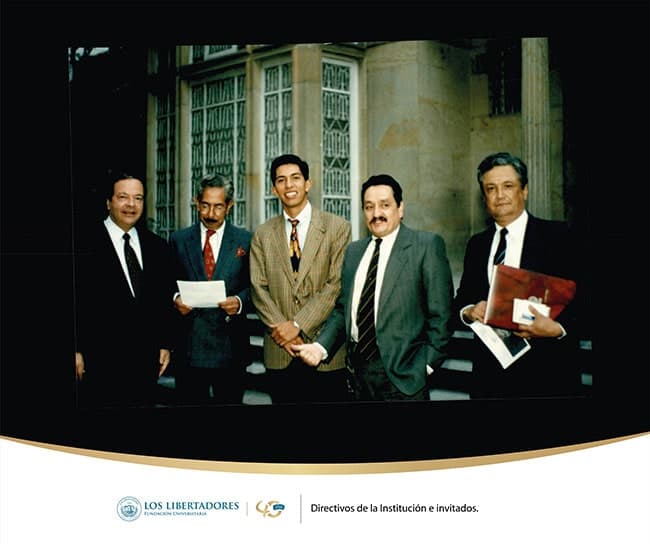 Familia Linares entre otros directivos e invitados.