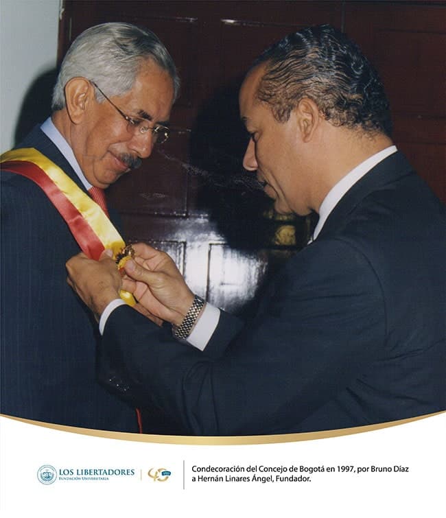 Condecoración del Concejo de Bogotá, 1997, por Bruno Díaz a Linares Ángel, Fundador.