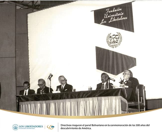 Directivos en la conmemoración de los 500 años del descubrimiento de América inaguran el panel Bolivariano.