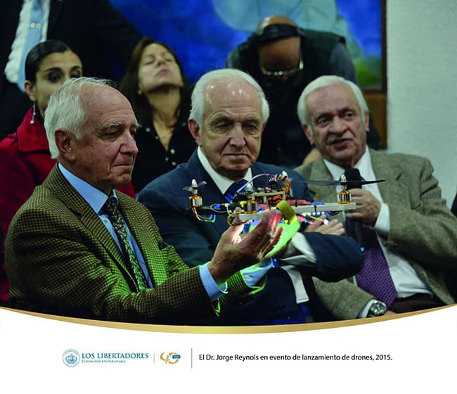 El Dr. Jorge Reynols en evento de lanzamiento de drones, 2015. 