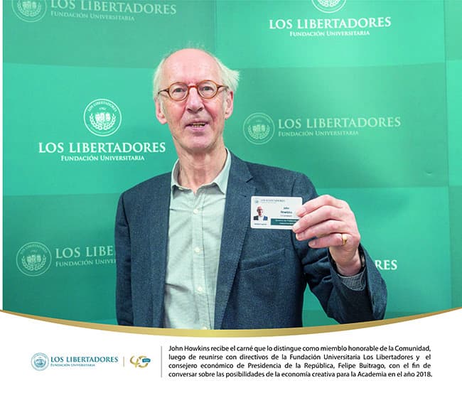 John Howkins recibe el carné que lo distingue como miemblo honorable de la Comunidad luego de reunirse con directivos de la Fundación Universitaria Los Libertadores y el consejero económico de Presidencia de la República, Felipe Buitrago, con el fin de conversar sobre las posibilidades de la economía creativa para la Academia en el año 2018.