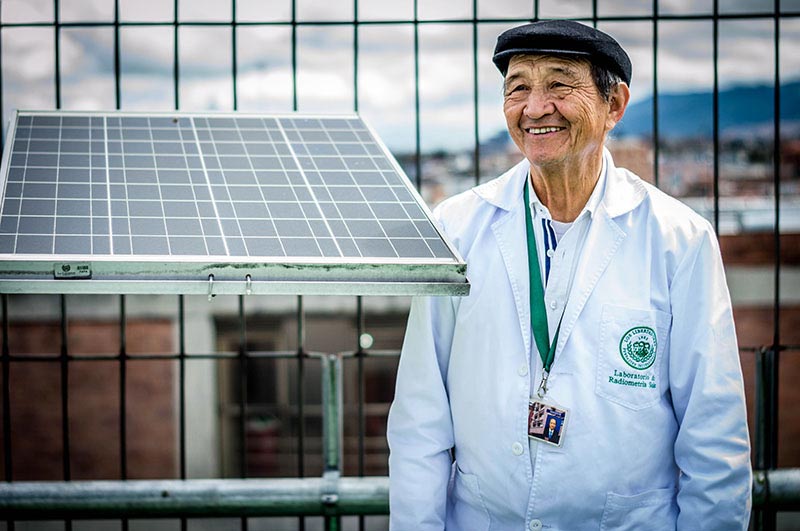 Ovidio Simbaqueva junto a los paneles solares