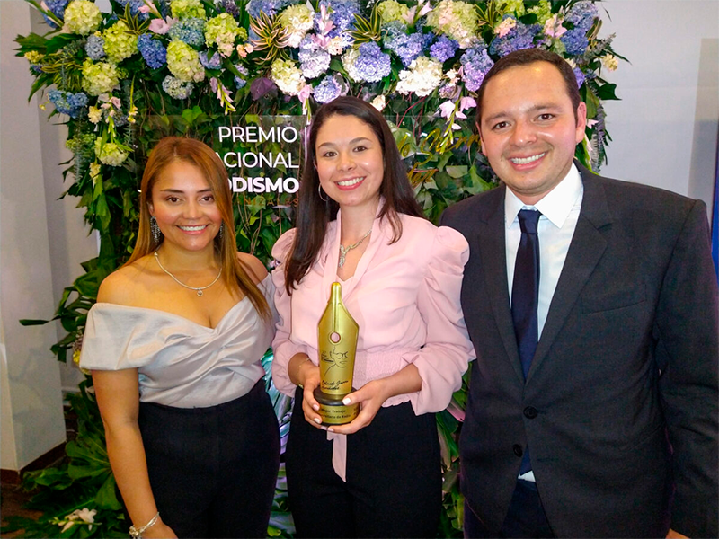 Daniela Muñoz, ganadora de Premio Nacional de Periodismo, junto al alcalde de Manizales, Carlos Mario Marin