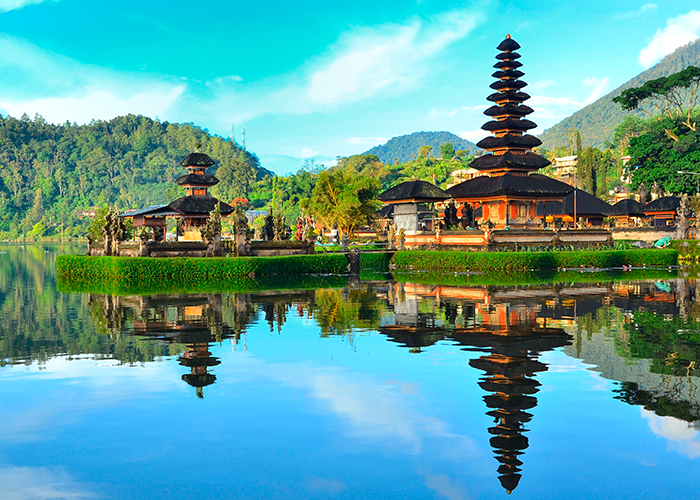 El Templo de Pura Ulun Danu es uno de los principales sitios turísticos en Bali Indonesia