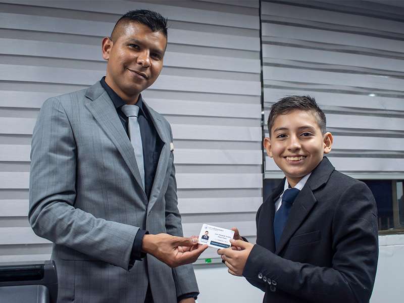 Juan sebastian Perez recibe beca para estudiar Ingenieria Aeronáutica