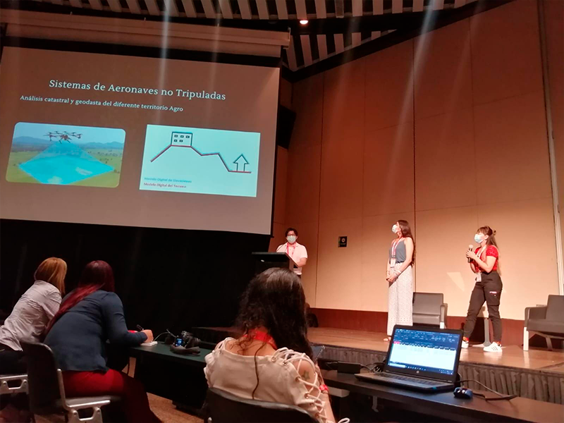 Las estudiantes Luisa Cardona y Juanita Martínez hicieron parte del grupo de los Libertadores en el gran evento anual de Ingeniería