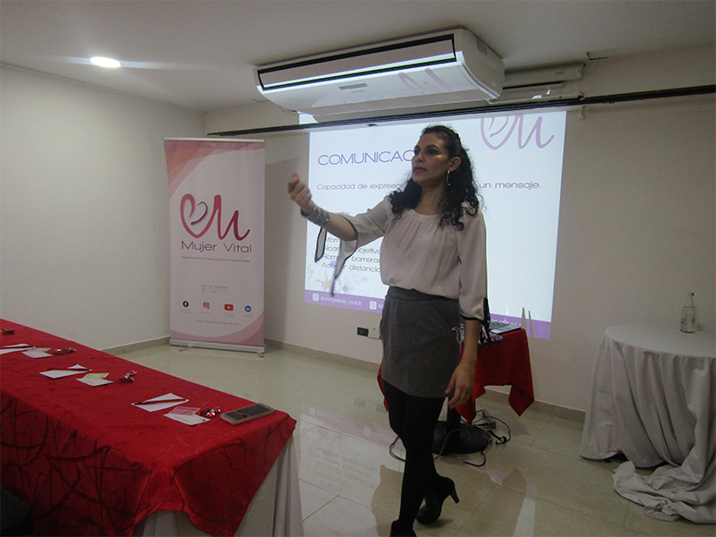 Elvira Mieles, Comunicadora Social y Periodista que fortalece el poder de la mujer