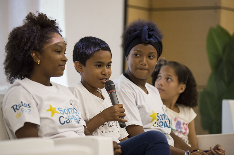 Niños de la Fundación Somos CaPAZes hablaron sobre los derechos humanos en la cumbre nacional Enlazados por la paz